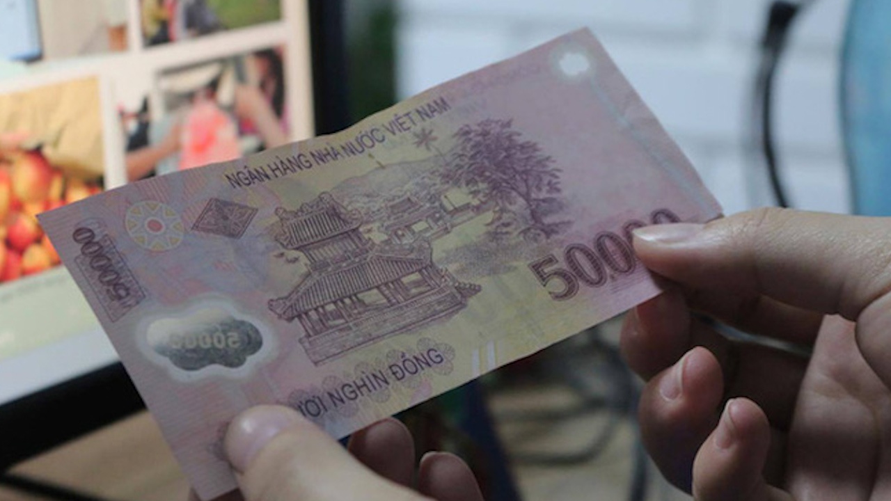 Thuc hu cong ty thuong Tet 50.000 dong, khong du mua 2 bat pho hinh anh