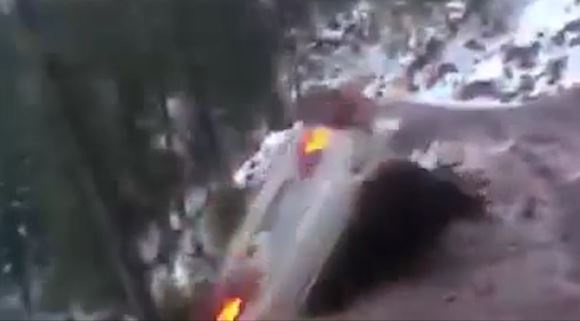 Dang di tren duong deo, oto bat ngo roi xuong vuc hinh anh