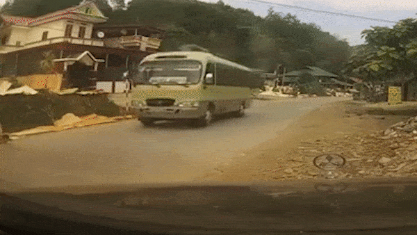 Bi xe khach tong trung, chu cho thoat chet than ky dung day chay nhay hinh anh