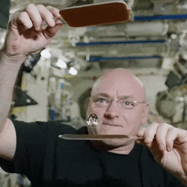 Tren vu tru, giot nuoc cung bien thanh bong ban hinh anh