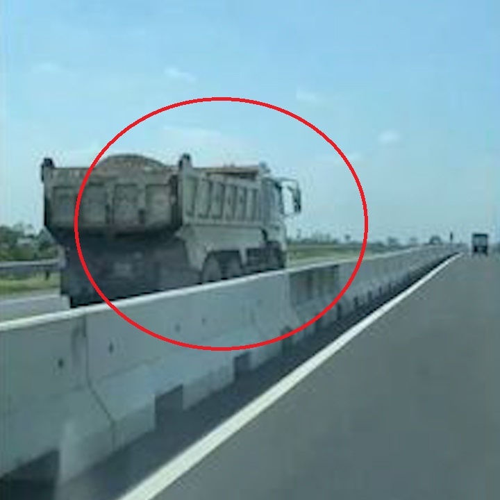 Xe ben ngang nhien di nguoc chieu voi toc do cao hinh anh