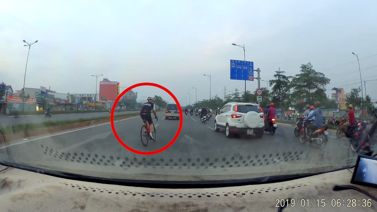 Nguoi di xe dap tat dau nguy hiem khien oto phanh gap hinh anh