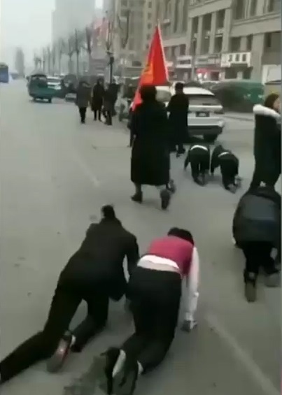 Cong ty Trung Quoc bat nhan vien nu bo tren pho vi khong dat doanh so hinh anh