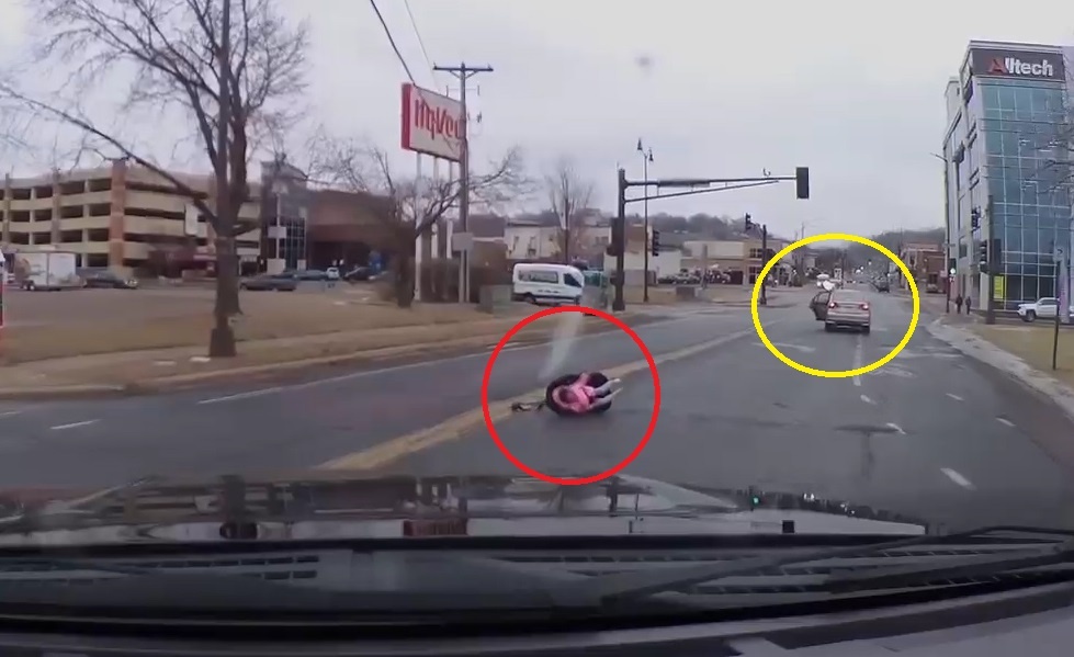 Quen chot cua oto, lai xe lam roi em be xuong duong ma khong hay biet hinh anh