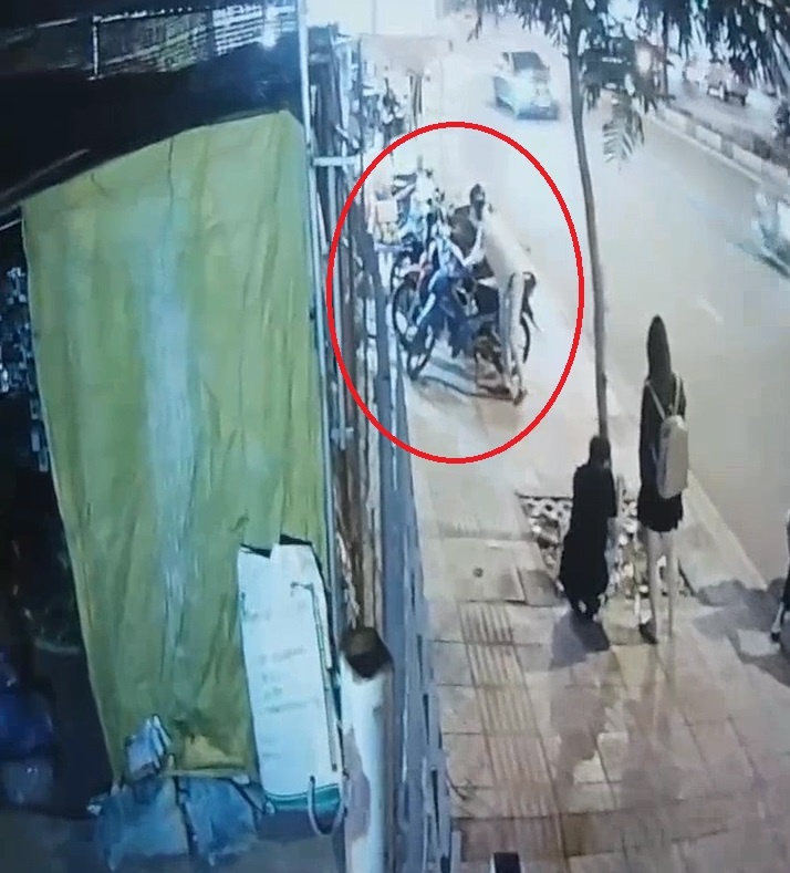 Trom xe trong 2 giay, chu nhan duoi theo trong vo vong hinh anh