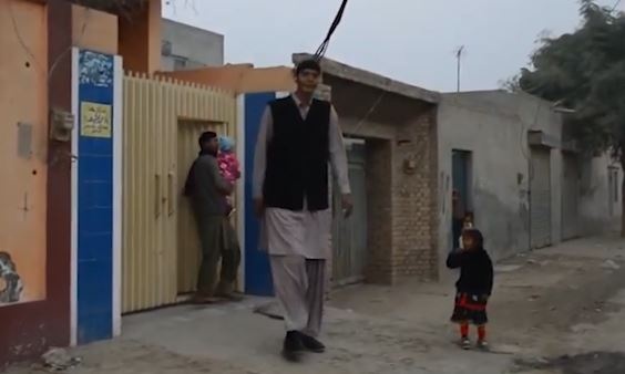 Chang trai cao 2,43 m chat vat tim ban doi hinh anh