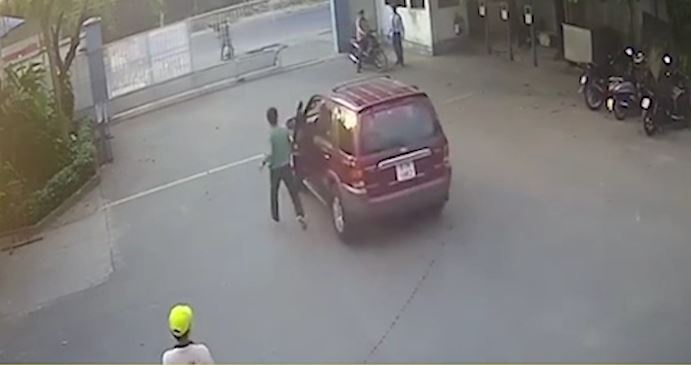 Vua dong cua xe, tai xe giat minh khi thay oto lao vut ra duong hinh anh