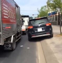 Oto chay nghieng tren via he de thoat dong xe ket hinh anh