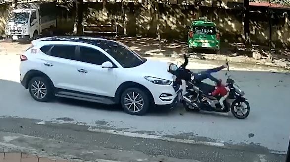 Dung cho den do, hai me con bi oto tong nga vang ra xa hinh anh