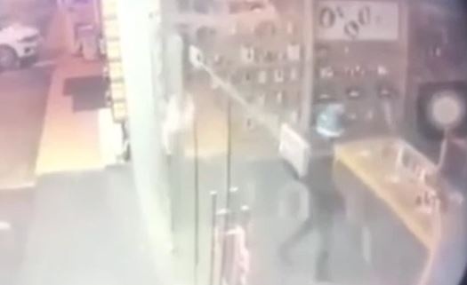 Ke trom tong vo cua kinh lay 8 dien thoai thu nghiem hinh anh