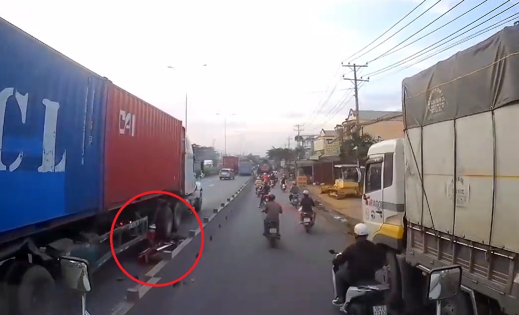 Xe may co vuot bi cuon vao gam xe container, tai xe thoat chet than ky hinh anh