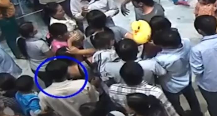 Can canh dan xep giat day chuyen tinh vi o sieu thi hinh anh