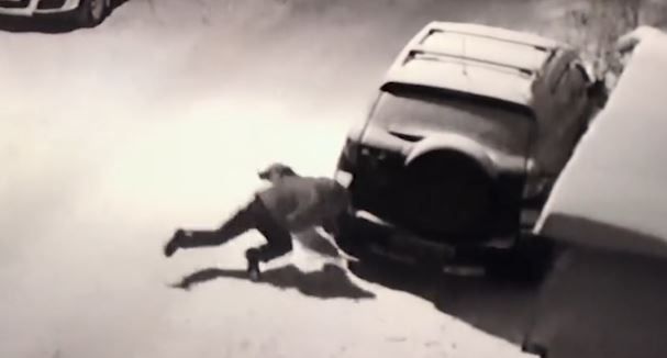 Nguoi dan ong choc cho te dap dau vao duoi xe oto hinh anh