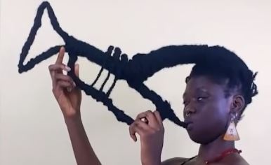 Nguoi phu nu bien doi mai toc thanh nhung thiet ke doc dao hinh anh