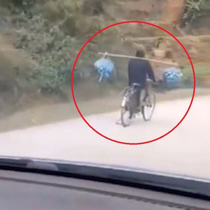Nguoi di xe dap giu thang bang va ganh hang hoa khi dang chay hinh anh