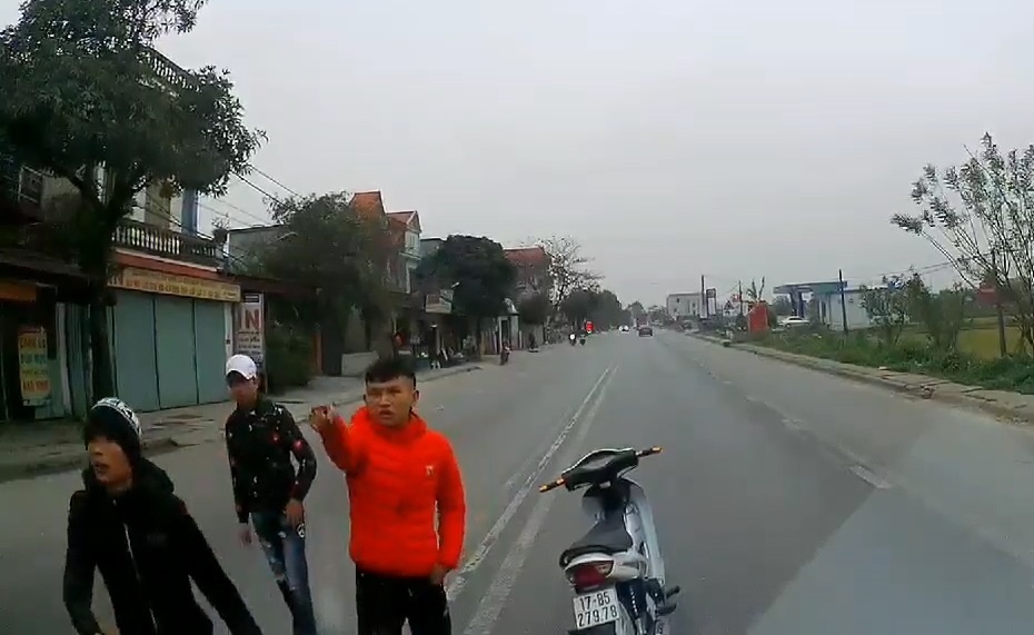 Xe may chan dau dap pha oto vi bi bam coi hinh anh