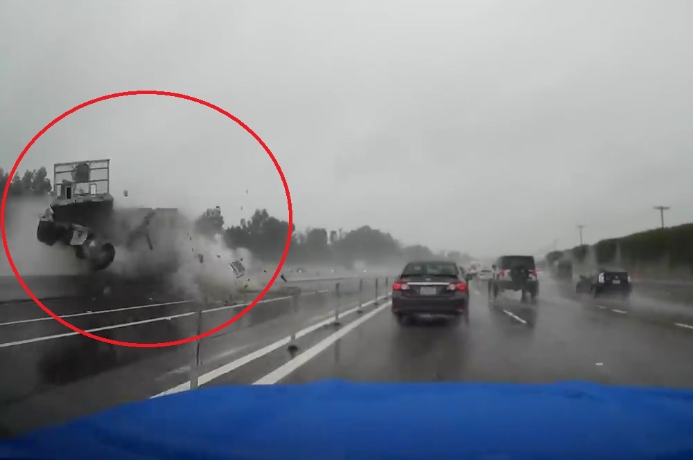 Xe container mat lai dam tung dai phan cach khi di tren cao toc o My hinh anh