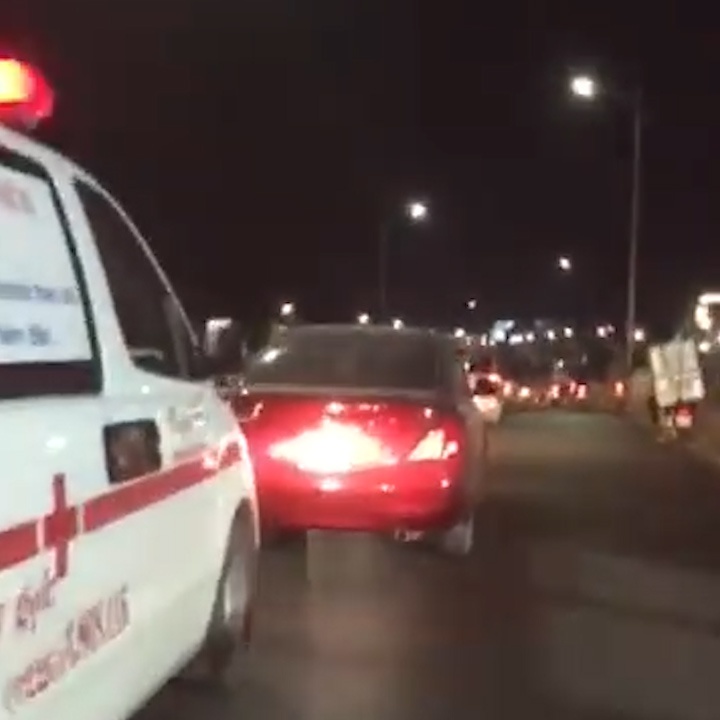 Clip oto chan duong xe cuu thuong tren cau vuot gay tranh cai hinh anh