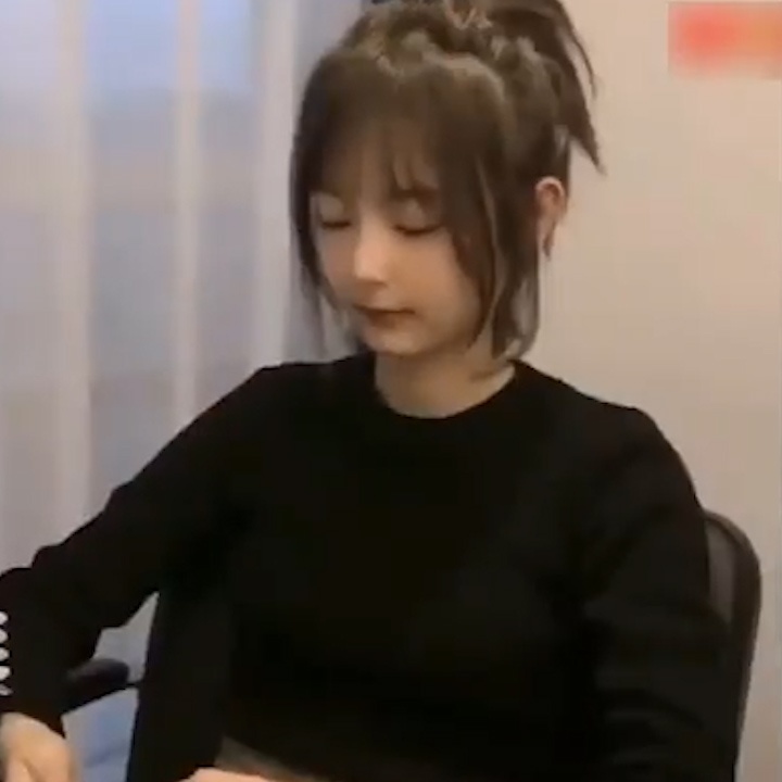 Cac co gai bong 'lot xac' nho duoc thay bo toc moi hinh anh