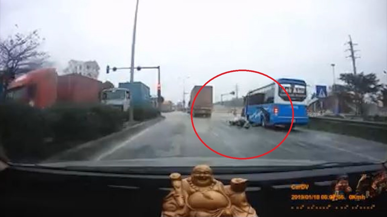 Xe khach dung ven duong khien xe may nga nhao hinh anh