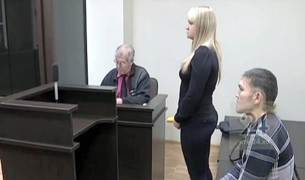 Bi ban gai dam 13 nhat, nam thanh nien Nga van cau hon truoc toa hinh anh