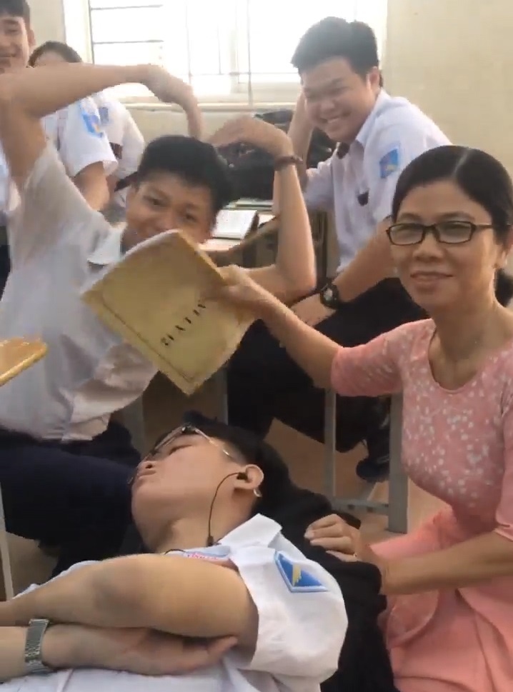 Co giao quat cho nam sinh ngu trong lop hinh anh