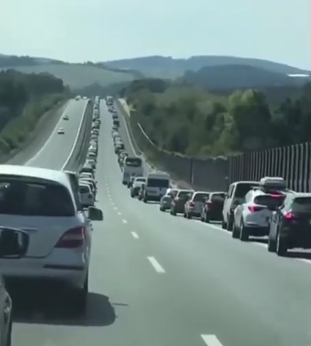 Hang tram oto xep hang dai, nhuong duong cho xe cap cuu hinh anh