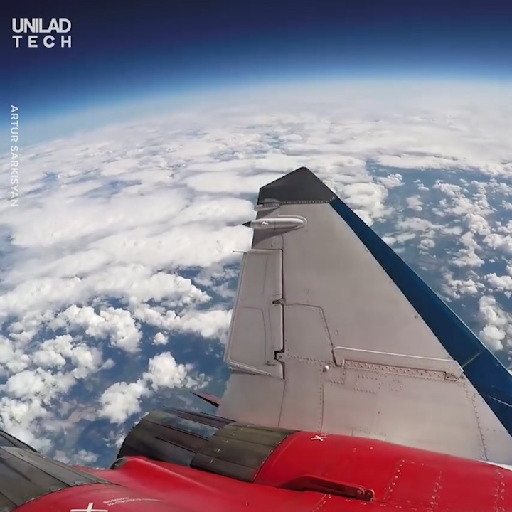 Ngam khi quyen Trai Dat o do cao 19.000 m hinh anh