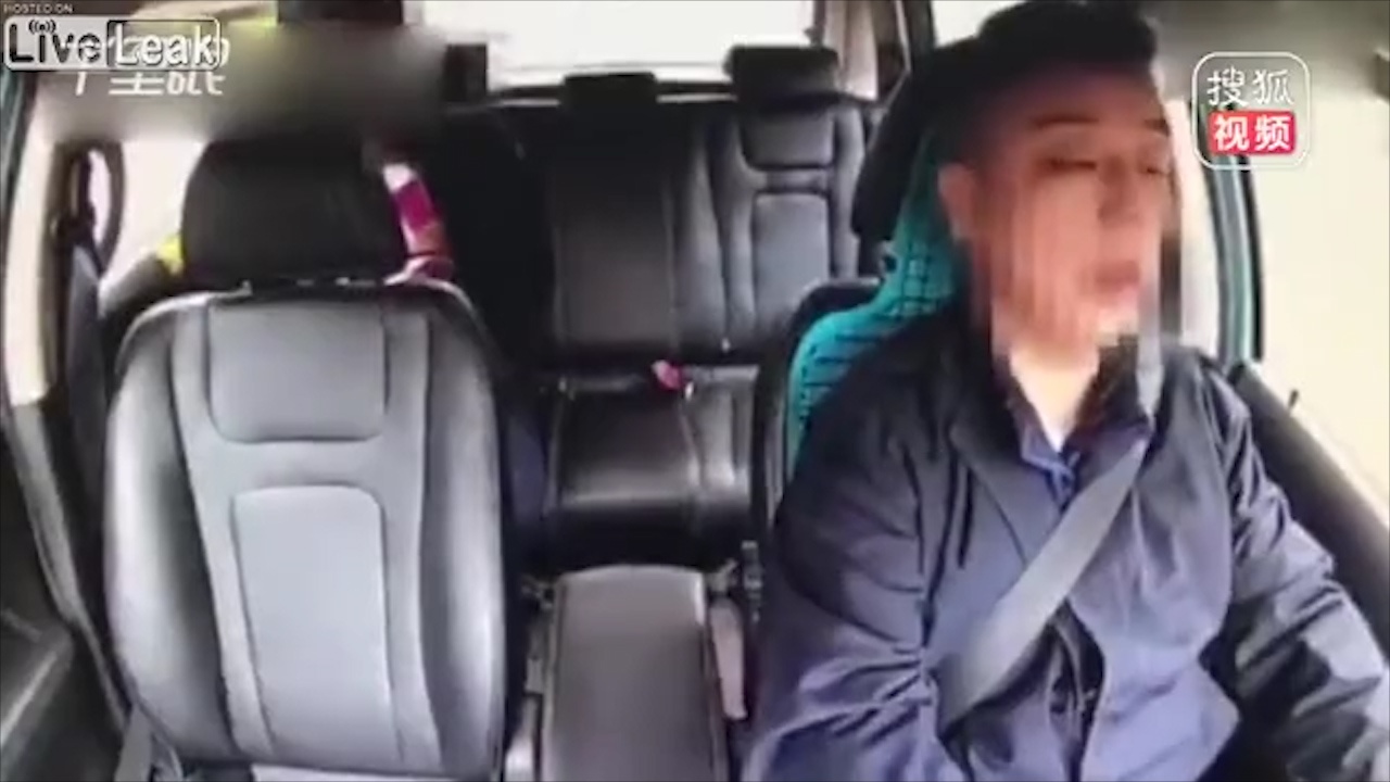 Taxi dam dau vao xe tai tham khoc vi tai xe ngu gat hinh anh