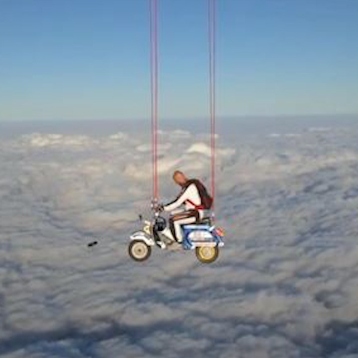 Tai xe lai xe may du ngoan tren bau troi cao vut hinh anh