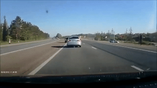 Qua duong tren cao toc, hai me My con suyt mat mang hinh anh