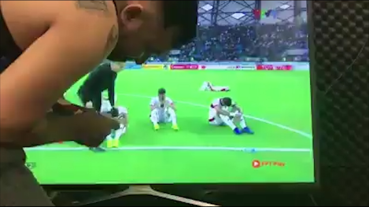 CDV Viet Nam 'lau nuoc mat' cho cau thu Jordan qua TV hinh anh