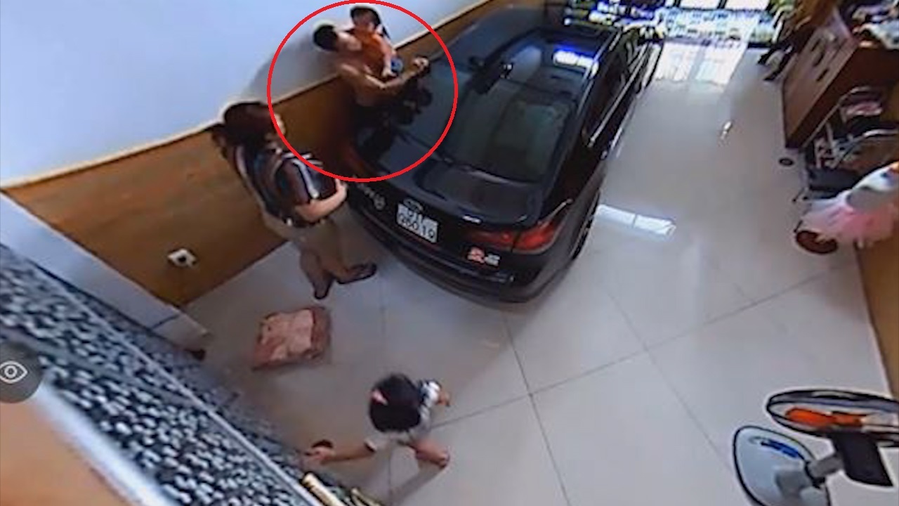 Choi dua trong nha, em be vo tinh bi ket dau giua tuong va oto hinh anh