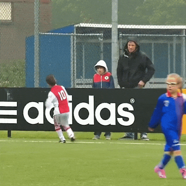 Cau thu nhi Ajax 'nghien' an mung theo phong cach Ronaldo hinh anh