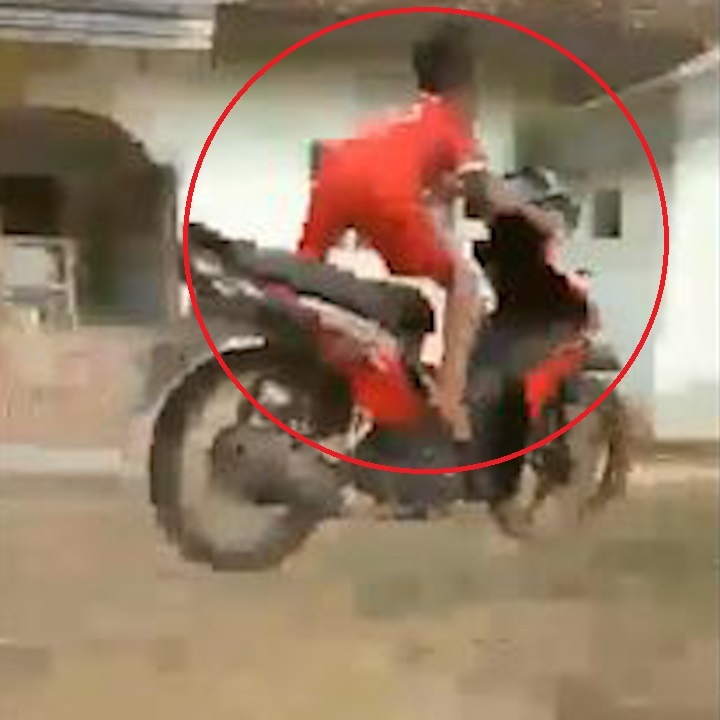 Tre te khi chay xe, canh bao phu huynh ve an toan xe may hinh anh