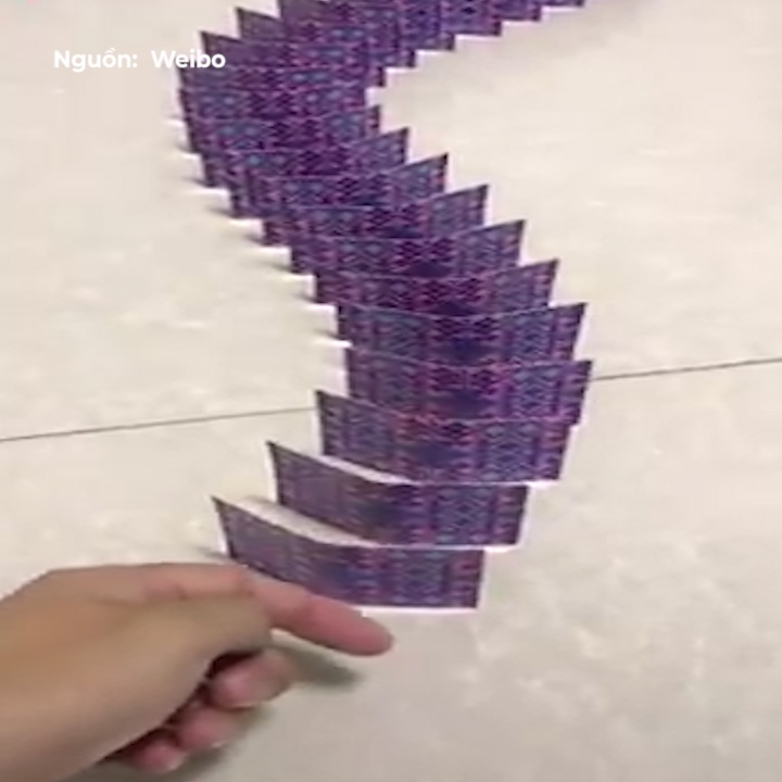 Man xo do domino duoc xep bang hang nghin chiec bai tay hinh anh