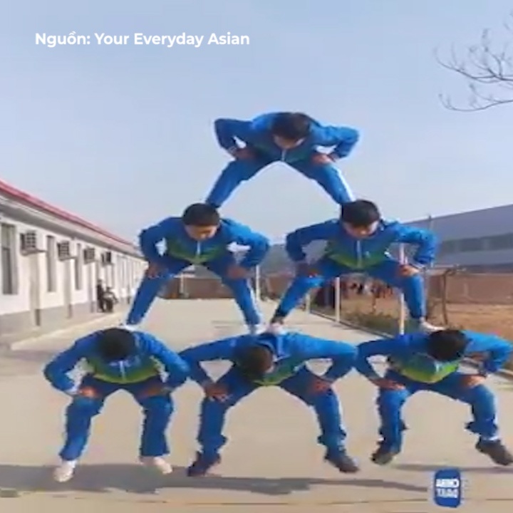 Vo sinh xep thanh thap nguoi, cung nhay day dieu nghe hinh anh