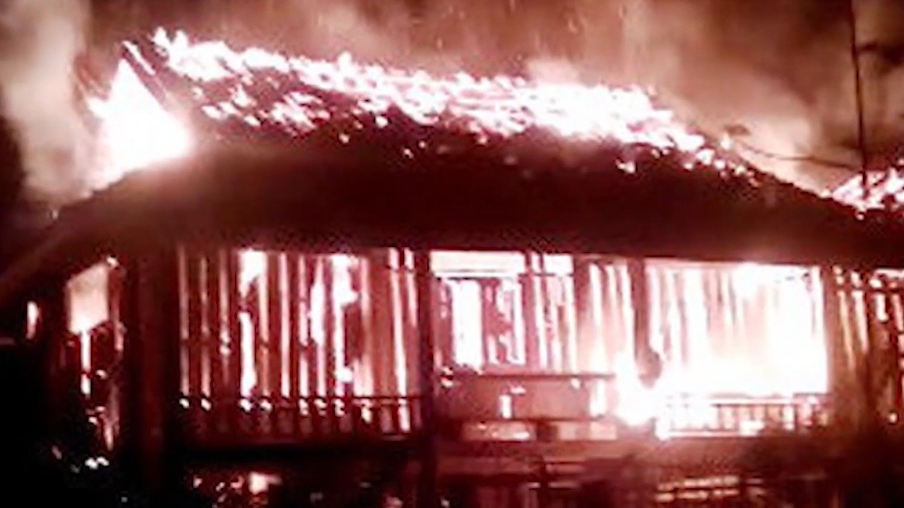 Di nhau ve khong thay vo, chong cham lua dot nha hinh anh