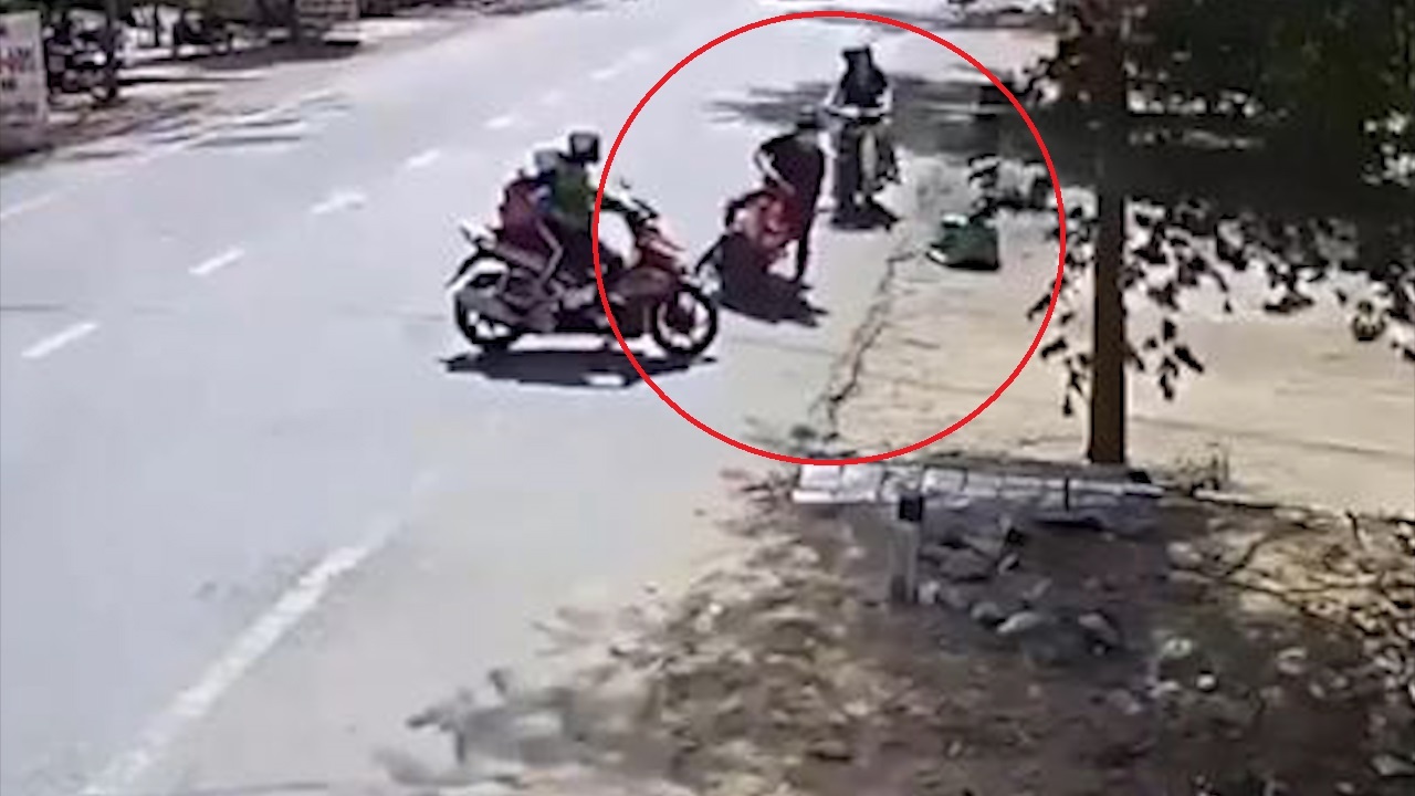 Bang qua duong, nu tai xe bat ngo chan dau xe cua ten cuop hinh anh