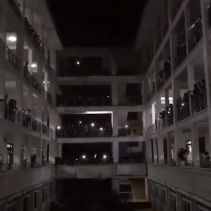 Sinh vien hoc quan su bat flash hoa ca giua troi toi hinh anh