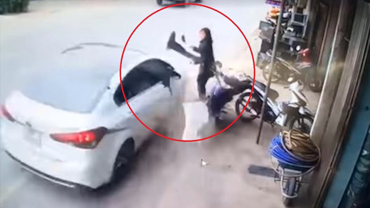 Oto phong nhanh, tong nat xe may va suyt gay tai nan cho nguoi di bo hinh anh