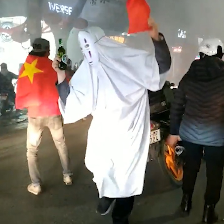 'Vo Dien' quay giua duong, mung Viet Nam vuot qua Jordan hinh anh