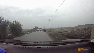 Xe ba gac lao thang xuong muong ngay truoc dau xe oto hinh anh