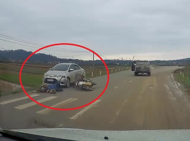 Qua duong khong quan sat, xe may bi oto dam nga nhao hinh anh