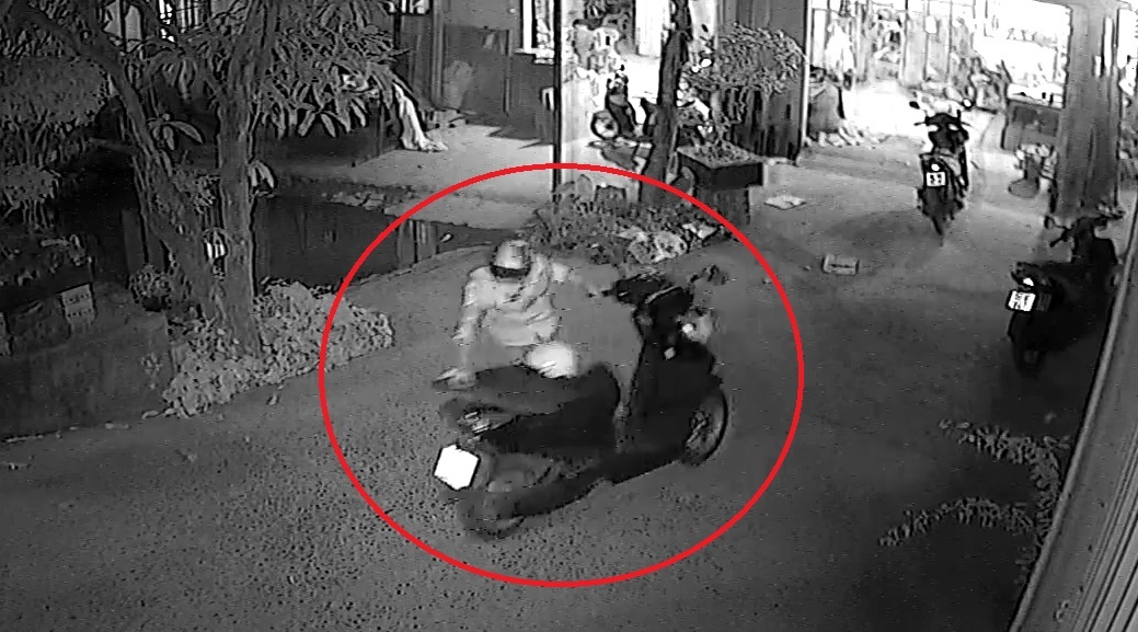 Trom vao tan nha dat xe nhu cho khong nguoi o TP.HCM hinh anh