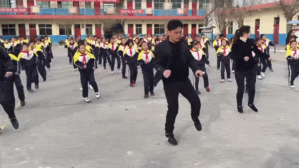 Hieu truong nhay shuffle cung hang tram hoc sinh tai Trung Quoc hinh anh