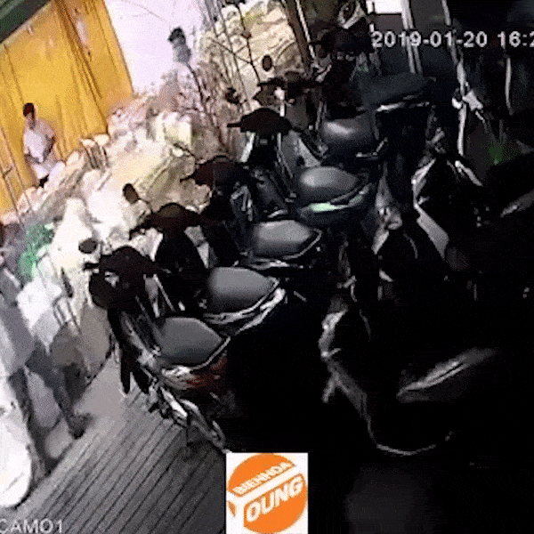 Tai xe cho taxi di xuyen qua rap dung tiec cua dam cuoi hinh anh