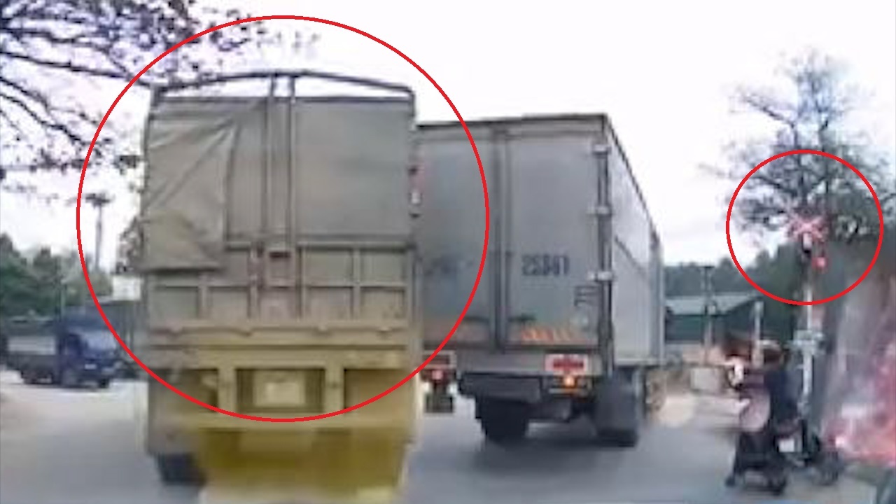 Container co vuot len du den da bao tau hoa sap toi hinh anh