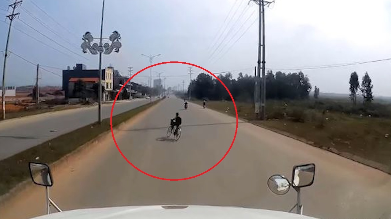 Qua duong au, nam sinh di xe dap suyt bi container tong hinh anh