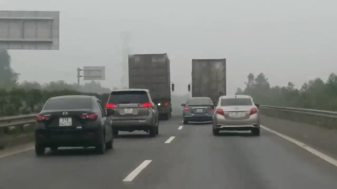 2 xe container dan hang ngang di toc do 'rua bo' tren cao toc hinh anh